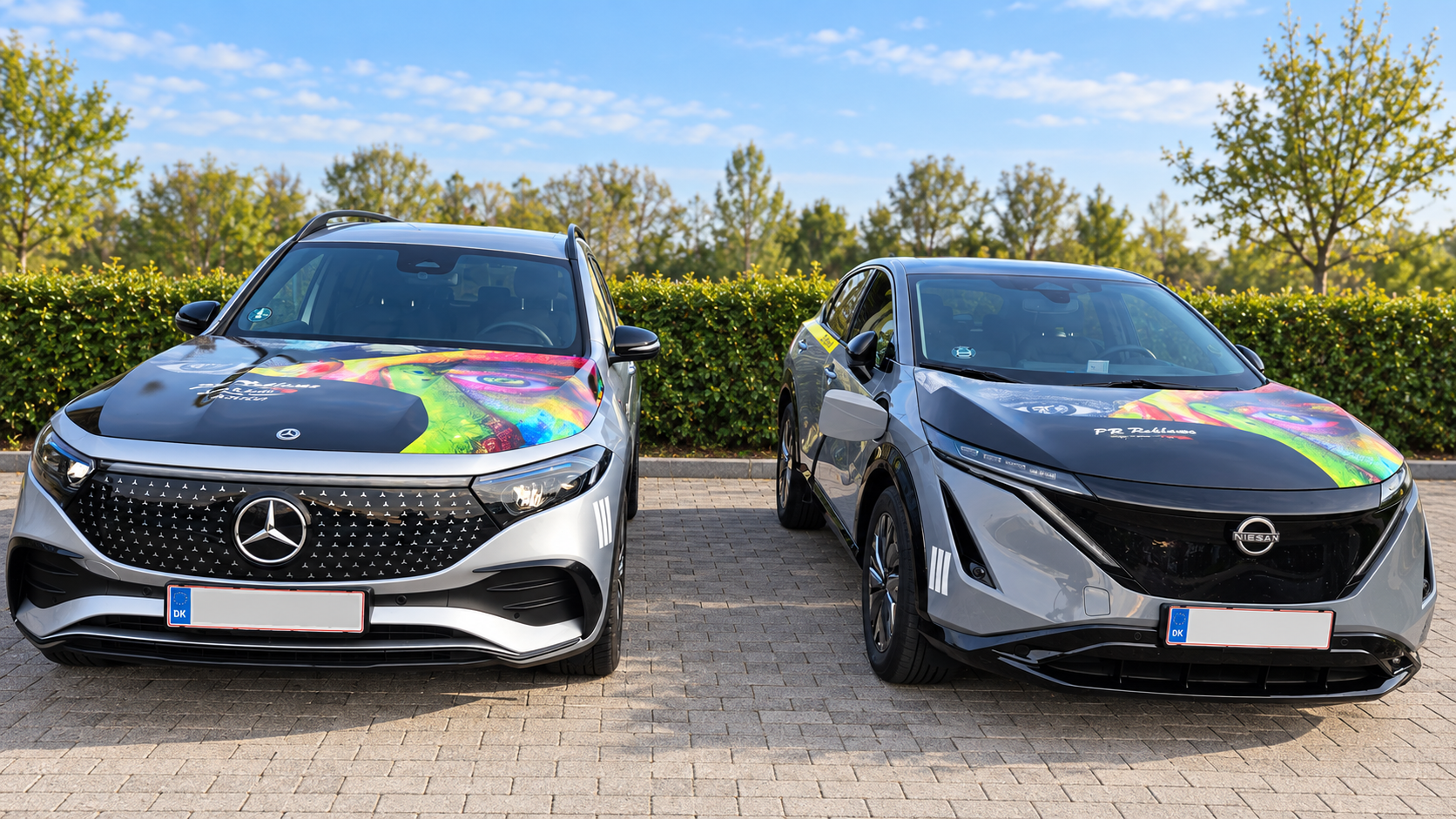 Flexbilen Taxas Mercedes og Nissan med deres karakteristiske farverige fronter