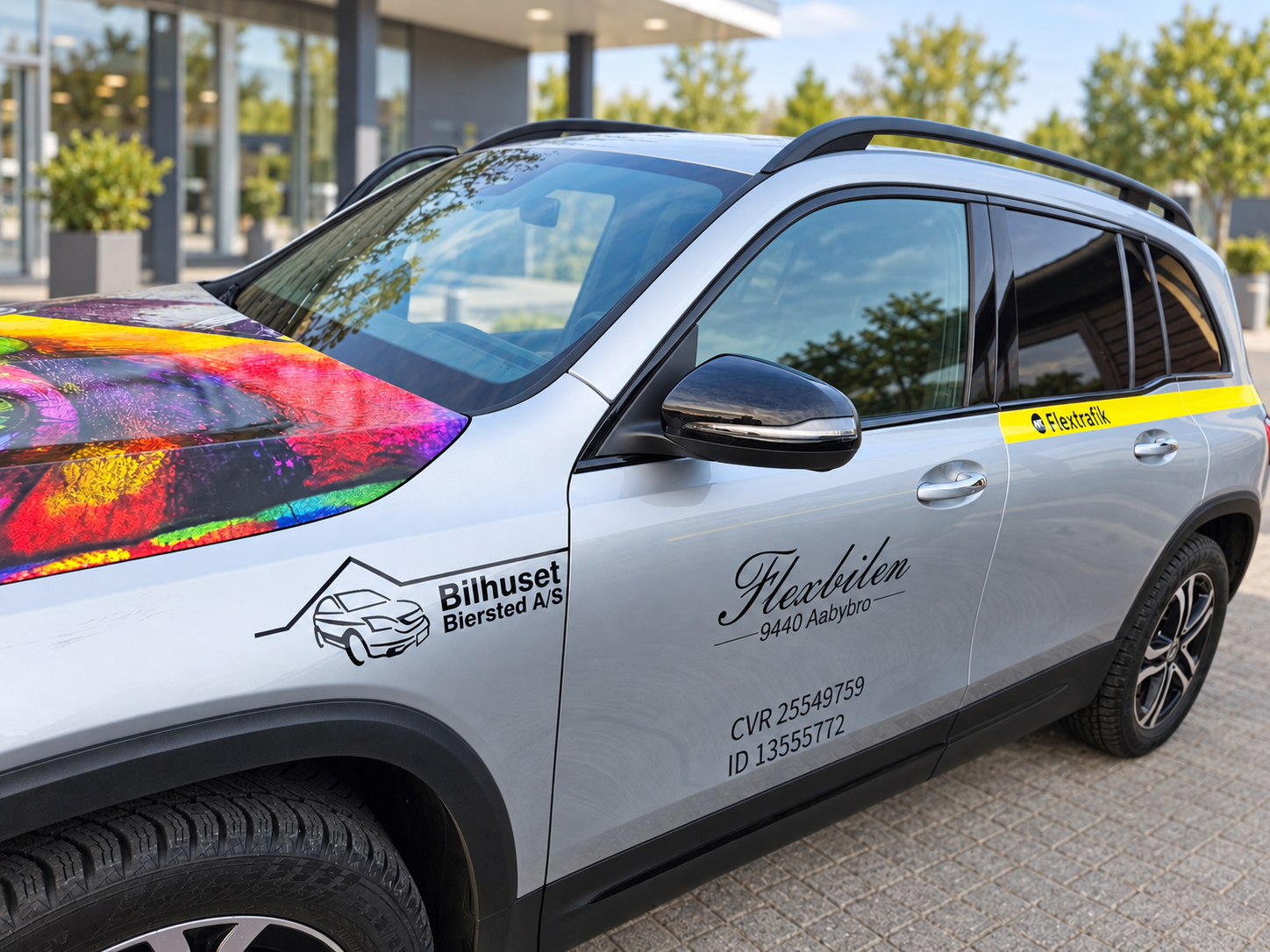Flexbilen Taxi ved en moderne erhvervsbygning